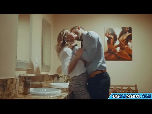 ❤️ Кад те прсата плавуша заведе у јавном тоалету ❤ Порно видео код нас